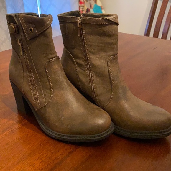 Women’s boots sz 8